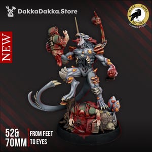Può includere: Figura in miniatura dettagliata di una creatura mostruosa con una lunga coda, che tiene una testa mozzata e un'arma. La figura è principalmente grigia con accenti arancioni e rossi. La base è scura e la figura misura 70 mm agli occhi e 52 mm dai piedi.