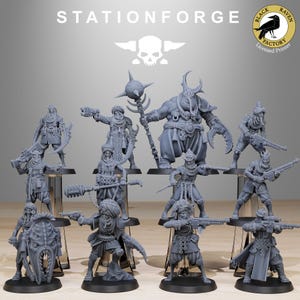 Könnte beinhalten: Ein Set mit 10 grauen 3D-gedruckten Miniaturfiguren, darunter eine große, groteske, dämonenartige Figur mit Hörnern und einer Krallenhand. Die Figuren sind in verschiedenen Action-Posen dargestellt und scheinen Fantasy-Charaktere zu sein. Die Figuren werden von Black Raven Factory, einem lizenzierten Drucker, gedruckt.