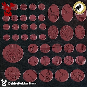 Könnte beinhalten: Ein Set mit 25 roten Plastik-Miniatursockeln mit aufwendigen, detaillierten Designs. Die Sockel sind rund und oval und haben eine Steampunk-Ästhetik. Die Sockel sind für die Verwendung mit Miniatur-Kriegerfiguren konzipiert.