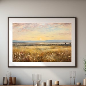 Puede incluir: Una pintura de un paisaje con un campo de flores silvestres en primer plano y un horizonte distante con un sol poniente. El cielo es de un rosa y azul suave con nubes tenues.