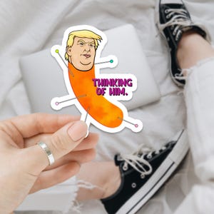 Adesivo anti-Trump divertente "Pensando a lui", adesivo Voodoo "Formaggio Puff", adesivo anti-Trump sottile, diritti delle donne, diritti uguali, anti-Musk