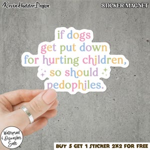 以下が含まれることがあります： 「if dogs get put down for hurting children, so should pedophiles」というテキストが書かれた白いステッカー。テキストは様々なパステルカラーで表示されています。ステッカーは、銀色の指輪をした手で持たれています。ステッカーには「STICKER/MAGNET」と書かれています。