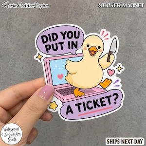 Può includere: Un adesivo fustellato raffigurante un'anatra gialla dei cartoni animati che tiene in mano un piccolo coltello, in piedi su un portatile rosa. Un fumetto viola contiene il testo DID YOU PUT IN A TICKET? Il design include cuori rosa e stelle.