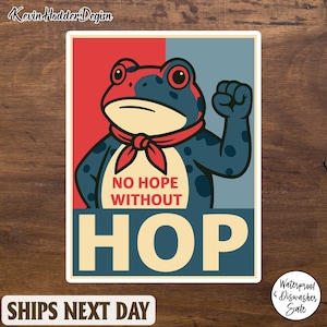Puede incluir: Una pegatina con un diseño de rana de dibujos animados en rojo y azul, con una bufanda roja y un puño cerrado. El texto dice "NO HOPE WITHOUT HOP". La pegatina es impermeable y apta para lavavajillas.