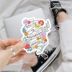 Nolite Te Bastardes Carborundorum Sticker Don't Let The Bastards Grind You Down Sticker Waterdicht gestanst vinylsticker Cadeaus voor vrouwen