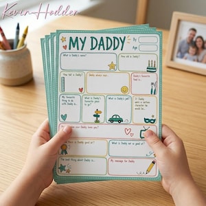 Puede incluir: Un montón de hojas para rellenar "Mi Papá" con un borde verde azulado. Las hojas tienen preguntas como "¿Cómo se llama papá?" y "¿Cuántos años tiene papá?" con estrellas y corazones decorativos. Un portalápices y una foto enmarcada en el fondo.