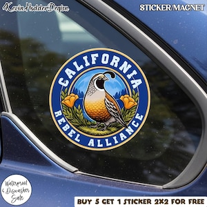 Op de afbeelding: Een ronde sticker of magneet met een kwartelontwerp in een blauwe cirkel met de tekst "CALIFORNIA REBEL ALLIANCE". Het ontwerp bevat oranje bloemen en de tekst "STICKER/MAGNET". De sticker is waterdicht en vaatwasmachinebestendig.