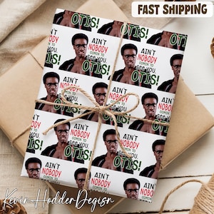 Peut inclure: Papier cadeau blanc avec un motif répété d'une image d'homme et le texte "Ain't Nobody Comin' to See You, Otis!". Le papier est noué avec de la ficelle et enveloppé autour d'un paquet marron. Les mots "Fast Shipping" sont dans le coin supérieur droit.
