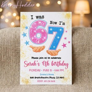 Może przedstawiać: Zaproszenie urodzinowe z napisem "I was 67, Now I'm 67". Liczba 67 jest w kolorze różowym i niebieskim z brokatowymi akcentami. Zaproszenie zawiera tekst "Please join us to celebrate Sarah's 6th birthday".