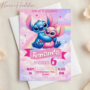 Könnte beinhalten: Eine Geburtstagseinladung mit den Charakteren Stitch und Angel, die vor einem pastellfarbenen Regenbogenhimmel kuscheln. Die Einladung lautet "Amanda wird 6" mit Veranstaltungsdetails. Das Design umfasst einen weißen Umschlag und florale Akzente.