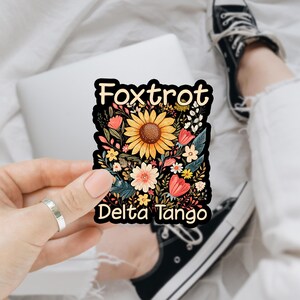 Adesivo Foxtrot Delta Tango, adesivi femministi per i diritti umani, adesivi in vinile impermeabili politici liberali di sinistra per laptop, regali per lei e lui