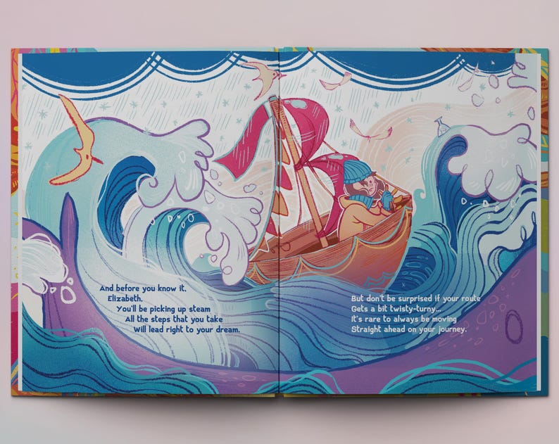 Op de afbeelding: Een open boek met kleurrijke illustraties van een boot die op een blauwe en paarse oceaan met golven vaart. De tekst op de pagina luidt: "En voordat je het weet, Elizabeth. Je zult vaart maken. Alle stappen die je zet, zullen je rechtstreeks naar je droom leiden. Maar wees niet verbaasd als je route een beetje kronkelig wordt. Het is zeldzaam om altijd rechtdoor te gaan op je reis."