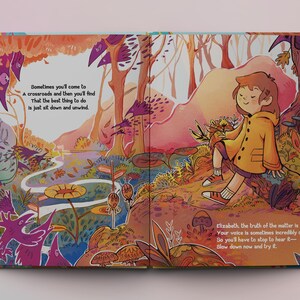 Op de afbeelding: Een illustratie van een meisje dat op een tak in een bos zit. Het meisje draagt een gele jas en heeft bruin haar. De tekst in de afbeelding luidt: "Soms kom je op een kruispunt en dan ontdek je dat het beste wat je kunt doen is gewoon gaan zitten en ontspannen. Elizabeth, de waarheid is dat je stem soms ongelooflijk stil is. Dus je moet stoppen om het te horen - vertraag nu en probeer het."