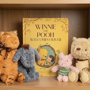 Pode incluir: Uma cole&ccedil;&atilde;o de peluches do Ursinho Pooh e um livro intitulado "Winnie the Pooh Welcomes Oliver". Os peluches incluem Tigr&atilde;o, Eeyore, Leit&atilde;o e Ursinho Pooh. O livro tem uma capa amarela com ilustra&ccedil;&otilde;es de Pooh e uma crian&ccedil;a.
