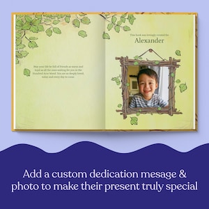 Pode incluir: Livro aberto com mensagem de dedicat&oacute;ria personalizada e foto. O texto diz: "Este livro foi criado com amor para Alexander". Uma foto &eacute; emoldurada com galhos e vinhas. O livro tem um fundo amarelo claro com folhas verdes.