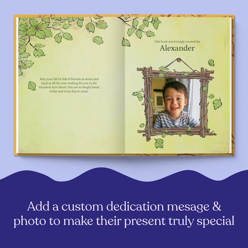Pode incluir: Livro aberto com mensagem de dedicat&oacute;ria personalizada e foto. O texto diz: "Este livro foi criado com amor para Alexander". Uma foto &eacute; emoldurada com galhos e vinhas. O livro tem um fundo amarelo claro com folhas verdes.