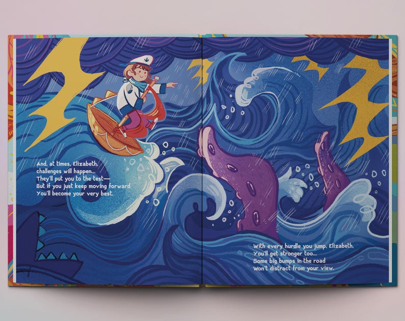 Op de afbeelding: Een open boek met kleurrijke illustraties van een meisje dat op een golf rijdt en een paarse octopus. De tekst luidt "En, soms, Elizabeth, komen er uitdagingen... Ze zullen je op de proef stellen - Maar als je gewoon doorgaat, zul je je best doen." en "met elke hindernis die je overwint, Elizabeth, word je sterker... Sommige grote hobbels op de weg zullen je niet afleiden van je zicht."