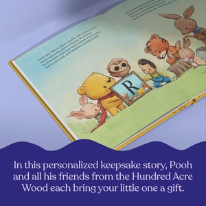 Pode incluir: Ilustra&ccedil;&atilde;o colorida de um livro infantil com Winnie the Pooh e seus amigos. A imagem mostra Pooh, Leit&atilde;o, Coruja, Tigr&atilde;o e outros reunidos em torno de uma letra "R" emoldurada. O texto do livro &eacute; vis&iacute;vel, com a frase "Nesta hist&oacute;ria de recorda&ccedil;&atilde;o personalizada..."