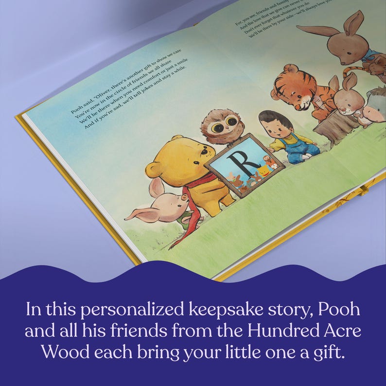 Pode incluir: Ilustra&ccedil;&atilde;o colorida de um livro infantil com Winnie the Pooh e seus amigos. A imagem mostra Pooh, Leit&atilde;o, Coruja, Tigr&atilde;o e outros reunidos em torno de uma letra "R" emoldurada. O texto do livro &eacute; vis&iacute;vel, com a frase "Nesta hist&oacute;ria de recorda&ccedil;&atilde;o personalizada..."