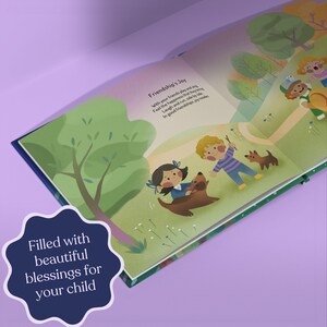 以下が含まれることがあります： 犬と遊ぶ子供たちのカラフルなイラストが描かれた開いた本。本には「Friendship's Joy」と「With your friends play and sing, Feel the happiness that they bring, Laugh and run, side by side, In good friendships, joy resides」という文章が書かれています。