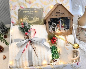 Caja de regalo navideña para ella, caja de regalo Hygge, ideas para regalos navideños, nueva canasta de regalo navideña 2025 con manta, taza, casa de madera con luz