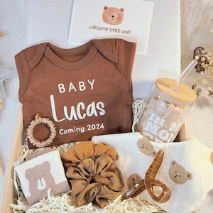 Haftowane body, spersonalizowany zestaw prezentowy dla mamy i dziecka z epoki MOJEJ MOM, spersonalizowany prezent dla nowej mamy, prezent ciążowy, prezent na baby shower, kosz dla niemowląt