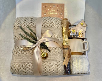 Caja de regalo navideña Hygge, manta acogedora, taza y casa de madera con luz.