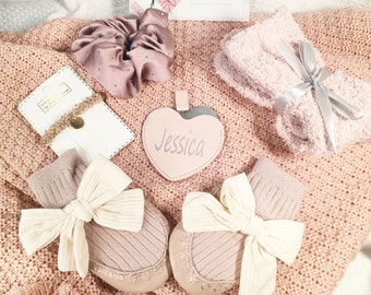 Elegante cesto regalo per donna, accogliente confezione regalo con coperta, calzini, elastico per capelli, confezione regalo per la neo mamma, confezione regalo per la neonata, regalo per lei per ogni occasione