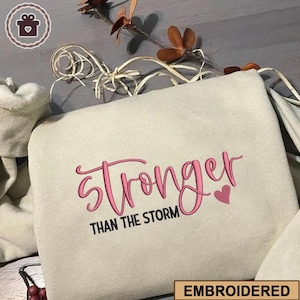 Stärker als der Sturm besticktes Sweatshirt, christliches gesticktes Sweatshirt, Bibel-Vers-besticktes Hemd, motivierendes Crew-Shirt