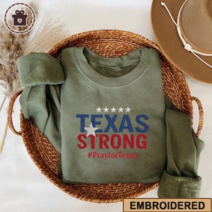 刺繍入りテキサス・ストロング洪水シャツ、テキサスのために祈るTシャツ、ヒルカントリー・ストロングシャツ、テキサス洪水シャツ、テキサス・ストロング・カム・ヘル・オア・ハイウォーター