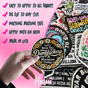 Op de afbeelding: Een verzameling geborduurde patches, waaronder een ronde patch met de tekst "Let's Keep The Dumbfuckery To A Minimum Today" omringd door bloemen. Andere patches hebben verschillende ontwerpen en tekst. De afbeelding bevat ook tekst: "Gemakkelijk aan te brengen op alle stoffen."