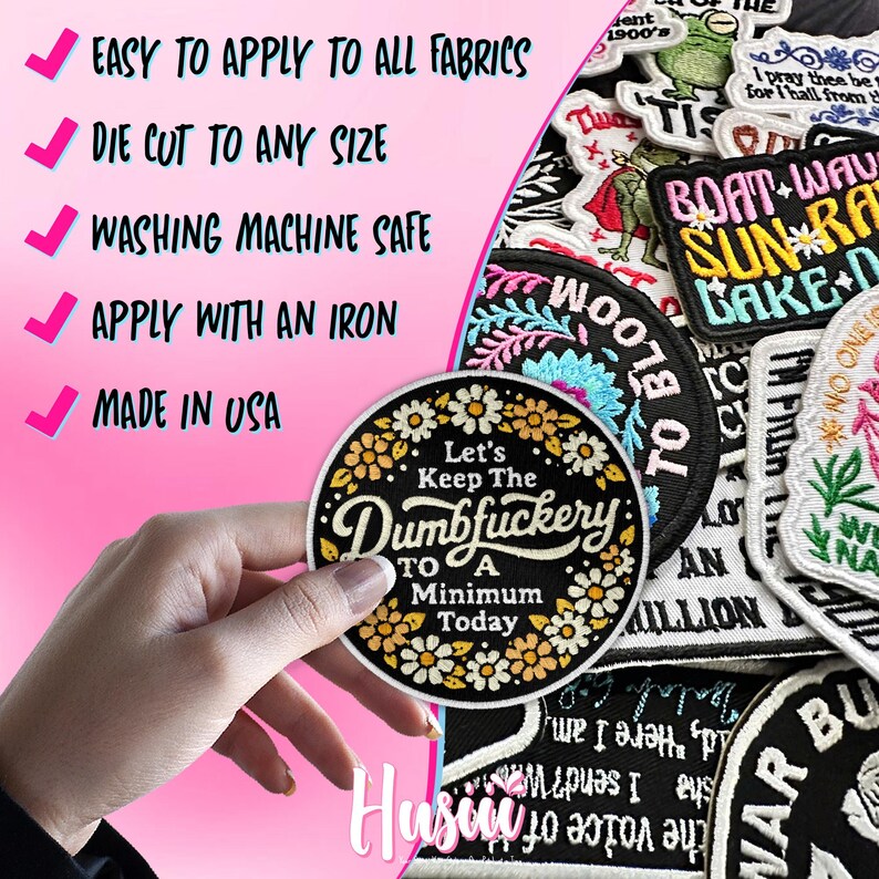 Op de afbeelding: Een verzameling geborduurde patches, waaronder een ronde patch met de tekst "Let's Keep The Dumbfuckery To A Minimum Today" omringd door bloemen. Andere patches hebben verschillende ontwerpen en tekst. De afbeelding bevat ook tekst: "Gemakkelijk aan te brengen op alle stoffen."