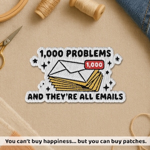 Peut inclure: Écusson brodé avec le texte "1,000 PROBLEMS AND THEY'RE ALL EMAILS". Le design présente une pile d'enveloppes jaunes et une enveloppe blanche avec une notification rouge "1,000". Des étoiles et des accents noirs entourent le texte.