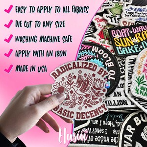 Peut inclure: Un assortiment d'&eacute;cussons brod&eacute;s avec divers motifs. L'un d'eux affiche le texte "RADICALIZED BY BASIC DECENCY" avec une illustration florale et d'oiseau. D'autres &eacute;cussons incluent du texte comme "BOAT WAVE SUN RA" et "MADE IN USA".