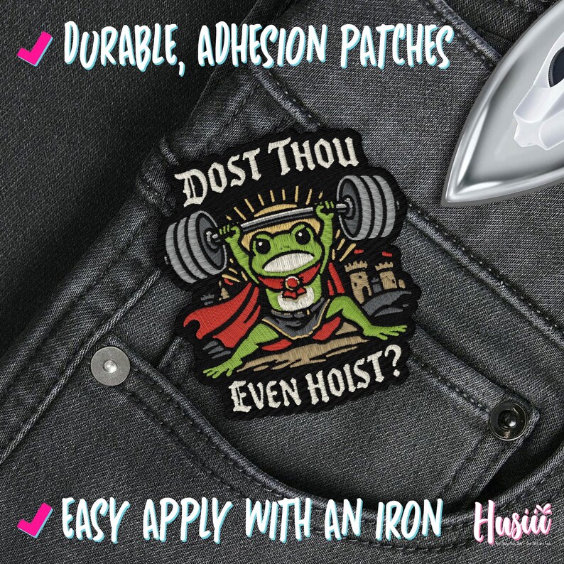 Puede incluir: Parche bordado con una rana de dibujos animados levantando pesas, con el texto "DOST THOU EVEN HOIST?". El parche es negro, verde, rojo y gris, sobre unos vaqueros grises. Tambi&eacute;n se ve el texto "DURABLE, ADHESION PATCHES" y "EASY APPLY WITH AN IRON".