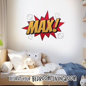 Peut inclure: Un autocollant mural de style bande dessinée avec le mot "MAX!" en jaune, bordé de noir, sur un fond rouge en forme d'explosion. Des nuages blancs entourent le texte, avec l'inscription "DECORATE YOUR BEDROOM-LIVINGROOM" en bas.