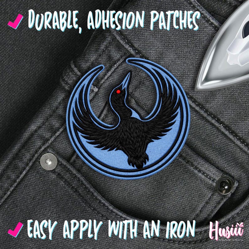 K&ouml;nnte beinhalten: Runder, gestickter Aufn&auml;her mit einem schwarzen Vogel mit roten Augen auf hellblauem Hintergrund. Der Aufn&auml;her befindet sich auf einer dunkelgrauen Jeans. Der Text auf dem Bild lautet "Durable, Adhesion Patches" und "Easy Apply With An Iron".