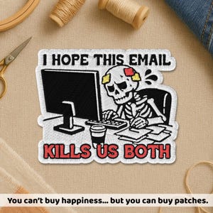 Peut inclure: Écusson brodé avec un squelette devant un ordinateur et le texte « I HOPE THIS EMAIL KILLS US BOTH ». Le squelette a des accents colorés sur la tête. Une tasse de café et des papiers sont sur le bureau. Le patch est blanc avec des détails noirs, rouges et jaunes.