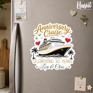 Puede incluir: Un im&aacute;n decorativo con una ilustraci&oacute;n de un crucero y el texto Anniversary Cruise, Celebrating 30 Years, y Lori & Chris. El dise&ntilde;o incluye palmeras, corazones rojos, un sol y p&aacute;jaros en colores dorado, negro, blanco y rojo.