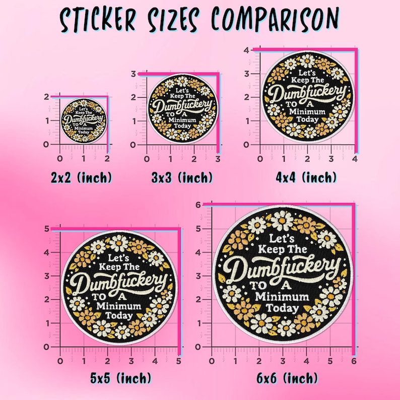 Op de afbeelding: Een vergelijkingstabel van stickerformaten, vari&euml;rend van 5 cm x 5 cm tot 15 cm x 15 cm. Elke sticker heeft een zwarte achtergrond, een bloemenrand en de tekst "Let's Keep The Dumbfuckery To A Minimum Today."