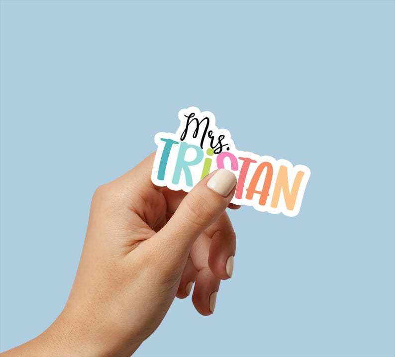 K&ouml;nnte beinhalten: Ein bunter Aufkleber mit dem Text "Mrs. Tristan" in einer Regenbogen-Schriftart.