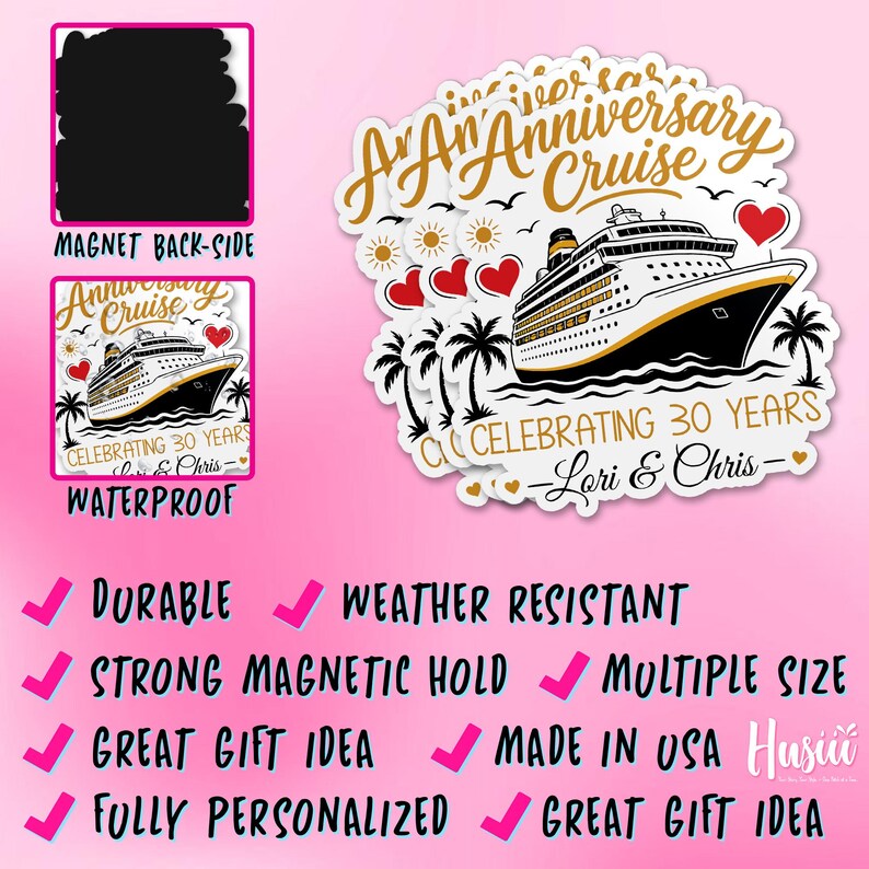 Puede incluir: Una pila de imanes personalizados con una ilustraci&oacute;n de un crucero, el texto An Anniversary Cruise, Celebrating 30 Years y los nombres Lori & Chris. El dise&ntilde;o incluye palmeras, soles y corazones rojos sobre un fondo blanco.