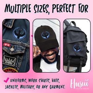 K&ouml;nnte beinhalten: Das Bild zeigt ein schwarz-blaues Emblem auf einer Jeansjacke, einer schwarzen Baseballkappe und einem schwarzen Rucksack. Das Emblem zeigt ein stilisiertes Vogeldesign. Der Text auf dem Bild lautet "MULTIPLE SIZES, PERFECT FOR" und "UNIFORMS, WORK SHIRTS, HATS, JACKETS, MILITARY, OR ANY GARMENT."