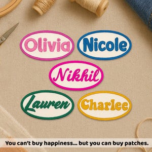 Peut inclure: Écussons brodés avec des noms en rose, bleu, vert et jaune, tels que Olivia, Nicole, Nikhil, Lauren et Charlee. Le texte "You can't buy happiness... but you can buy patches" est également visible.
