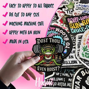 Puede incluir: Parche bordado con una rana verde levantando pesas, con el texto "DOST THOU EVEN HOIST?". Se ven otros parches con varios dise&ntilde;os y texto. El parche es f&aacute;cil de aplicar a todas las telas y es lavable a m&aacute;quina.