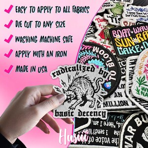 Peut inclure: Plusieurs &eacute;cussons brod&eacute;s avec divers motifs, dont un loup, des motifs floraux et du texte. Les &eacute;cussons sont blancs, noirs et color&eacute;s. L'image comprend &eacute;galement du texte indiquant "Facile &agrave; appliquer sur tous les tissus", "D&eacute;coup&eacute; &agrave; n'importe quelle taille", "Lavable en machine", "Appliquer avec un fer &agrave; repasser" et "Fabriqu&eacute; aux &Eacute;tats-Unis".