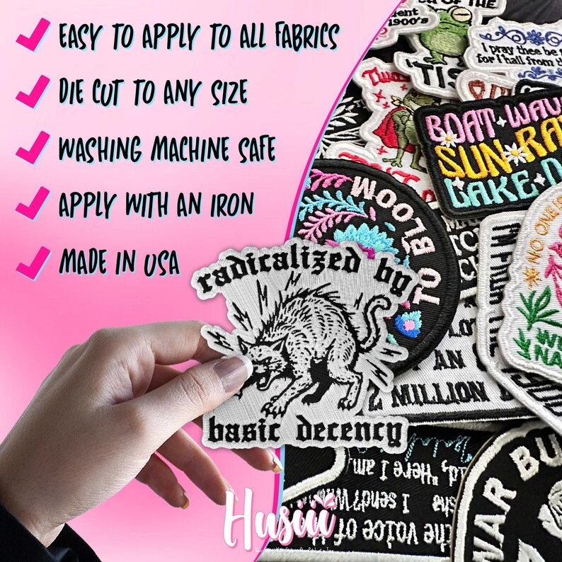 Peut inclure: Plusieurs &eacute;cussons brod&eacute;s avec divers motifs, dont un loup, des motifs floraux et du texte. Les &eacute;cussons sont blancs, noirs et color&eacute;s. L'image comprend &eacute;galement du texte indiquant "Facile &agrave; appliquer sur tous les tissus", "D&eacute;coup&eacute; &agrave; n'importe quelle taille", "Lavable en machine", "Appliquer avec un fer &agrave; repasser" et "Fabriqu&eacute; aux &Eacute;tats-Unis".