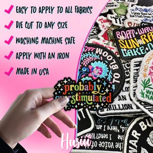 Op de afbeelding: Een verzameling geborduurde patches met verschillende ontwerpen en tekst. E&eacute;n patch leest "probably overstimulated" in kleurrijke letters. Andere patches hebben bloemen- en nautische thema's. De afbeelding bevat ook de tekst: "Easy to apply to all fabrics."