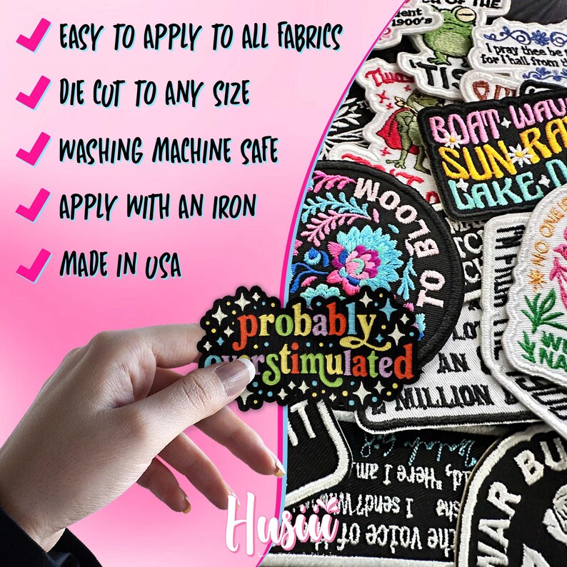 Op de afbeelding: Een verzameling geborduurde patches met verschillende ontwerpen en tekst. E&eacute;n patch leest "probably overstimulated" in kleurrijke letters. Andere patches hebben bloemen- en nautische thema's. De afbeelding bevat ook de tekst: "Easy to apply to all fabrics."