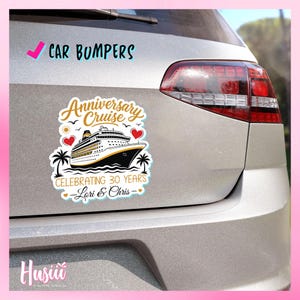 Puede incluir: Una pegatina para parachoques de coche con una ilustraci&oacute;n de un crucero y el texto Anniversary Cruise, CELEBRATING 30 YEARS, y Lori & Chris. El dise&ntilde;o incluye palmeras, corazones rojos, un sol y p&aacute;jaros sobre fondo blanco.